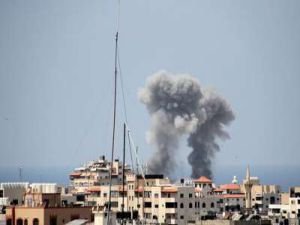 Siyonistler Gazze'deki El Şuruk Kulesi'ni vurdu