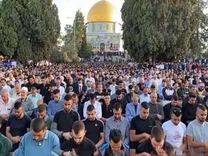 On binlerce Filistinli Mescid-i Aksa'da bayram namazı için kıyama durdu