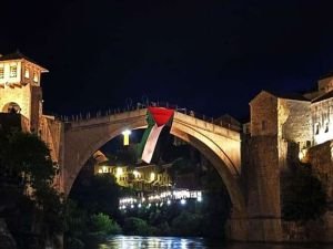 Tarihi Mostar Köprüsü'ne Filistin bayrağı asıldı