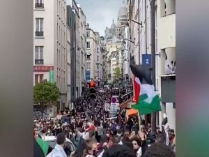 Paris'te on binler 'Katil israil' sloganları attı