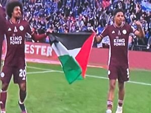 İngiltere Federasyon Kupası'nı kazanan Leicester City oyuncuları Filistin bayrağı açtı