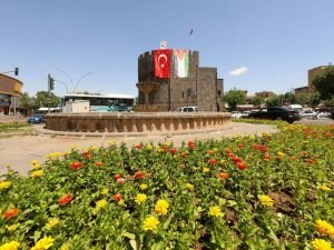 Diyarbakır Surlarına Türkiye ve Filistin bayrakları asıldı