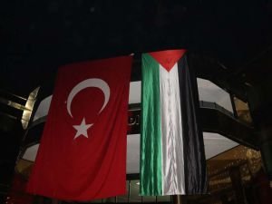 Siirt Belediye binasına Filistin bayrağı asıldı