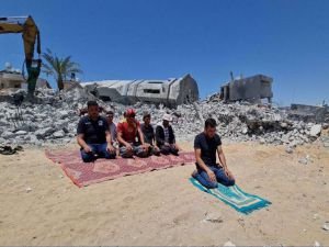 Siyonist işgal rejiminin bombaladığı caminin enkazı önünde namaz kılındı