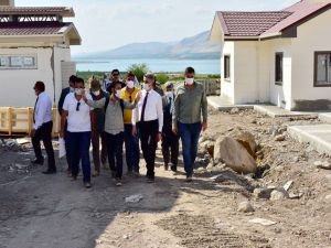 Malatya Valisi Baruş depremzedeler için yapılan köy konutlarını inceledi