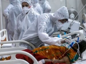 Hindistan'da azalma eğilimindeki Covid-19 vaka ve ölümlerde yeniden artış