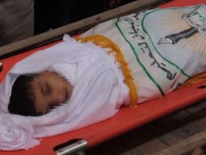 Siyonist işgalcilerin Gazze'ye attığı bomba nedeniyle bir çocuk şehid oldu