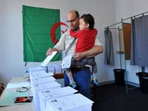 Cezayir'de halk Ulusal Halk Meclisindeki 407 temsilciyi seçmek üzere sandık başına gitti