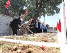 PKK’nın katlettiği 30 köylü mezarları başında anıldı