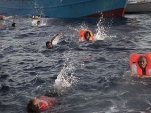 Endonezya'da yolcu gemisi battı: 6 ölü