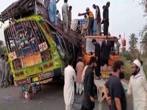 Pakistan'da otobüs ile kamyon çarpıştı: 28 ölü 40 yaralı