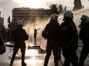 Yunanistan'da zorunlu aşı karşıtlarına polis müdahale etti