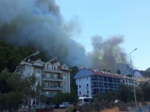 Marmaris'te yerleşim alanlarına yakın yerde yangın çıktı