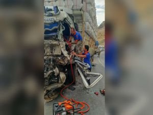 Bitlis'te 2 kamyon çarpıştı sıkışan sürücüyü AFAD kurtardı