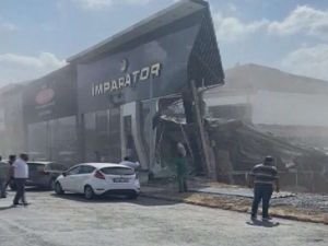 İstanbul'da mobilya mağazası çöktü