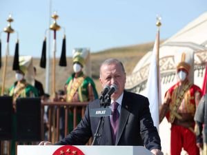Cumhurbaşkanı Erdoğan, Malazgirt Zaferi kutlamalarına katıldı