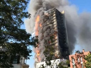 İtalya'da 15 katlı binada yangın çıktı
