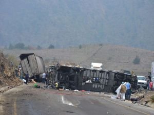 Meksika'da yolcu otobüsünün tırla çarpışması sonucu 16 kişi hayatını kaybetti
