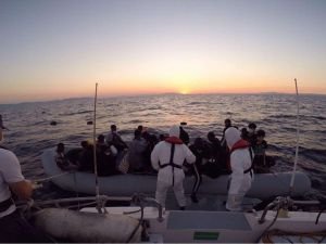 Aydın'da Türkiye karasularına itilen 53 düzensiz göçmen kurtarıldı