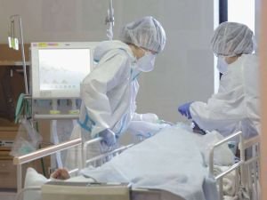 Japonya'da artan Covid-19 vakaları sonrası hastanelerde yatak sıkıntısı yaşanıyor