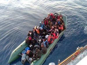 Libya açıklarında 75 düzensiz göçmen kurtarıldı