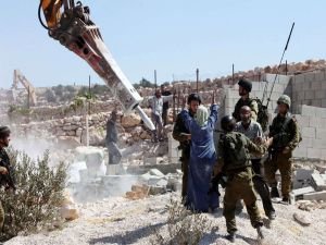 Siyonist işgal rejimi Filistinlilere ait 241 evi yıktı