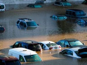 ABD'de etkili olan kasırga ve şiddetli yağışlar büyük hasara yol açtı