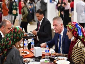 Gaziantep Valisi Gül yemek ve yurt ücretlerine tepki gösteren öğrencileri ziyaret etti
