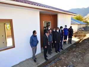 Vali Baruş depremin yaşandığı Pütürge ilçesinde incelemelerde bulundu