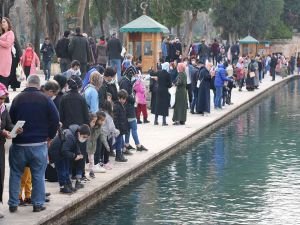 Turizm sezonu bitmesine rağmen Şanlıurfa'ya turist akını devam ediyor