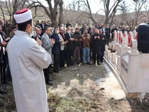 PKK’nın Efeler Katliamı kurbanı 7’si çocuk 10 köylü kabirleri başında anıldı
