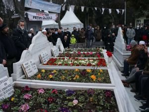 Merhum başbakan Necmettin Erbakan mezarı başında dualarla anıldı