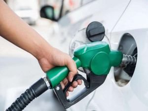 Benzine beklenen zam geldi