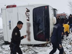 Ağrı'da yolcu otobüsü devrildi: 13 yaralı