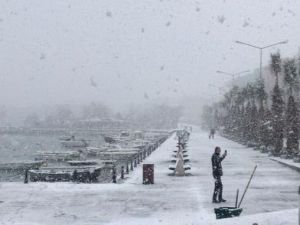 İstanbul'da kar yağışı devam ediyor