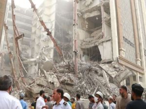 İran'da çöken binada can kaybı 31'e yükseldi