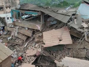 Pakistan'da bir evin çatısının çökmesi sonucu 5 kişi hayatını kaybetti