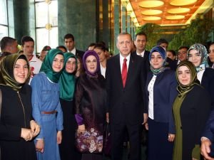 Cumhurbaşkanı Erdoğan gençleri ağırladı