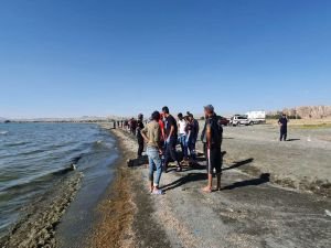 Van Gölü'ne giren 3 çocuk boğuldu