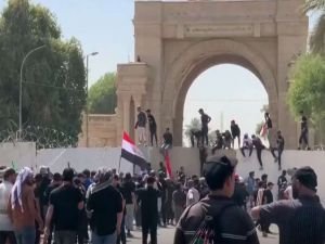 Irak'ta protestocular yeniden parlamento bölgesini bastı