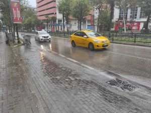 Bursa'da sağanak yağış etkili oluyor