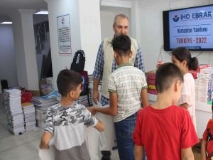 IHO-EBRAR Türkiye’de ihtiyaç sahibi çocuklara kırtasiye malzemesi dağıttı