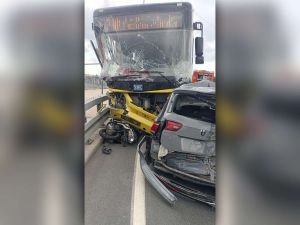 ​İstanbul'da İETT otobüsü kaza yaptı: 14 yaralı