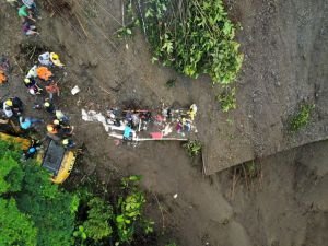 Kolombiya'da otobüs heyelanın altında kaldı: 27 ölü