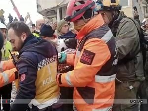 ​​​​​​Depremin 5'inci gününde 12 yaşında bir kız çocuğu sağ olarak kurtarıldı