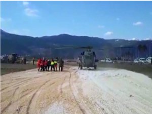 Gaziantep'te 131 saat sonra enkazdan çıkarılan baba ve kızı helikopterle hastaneye kaldırıldı