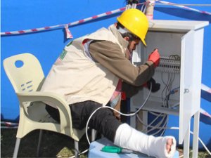 Umut Kervanı gönüllüsü ayağı kırılmasına rağmen depremzedeler için yardıma koşuyor