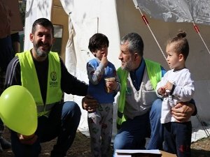 Umut Kervanı Vakfı gönüllüleri depremzede çocukların moral kaynağı oluyor