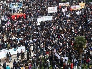 Yunanistan'daki tren kazasını protesto eden göstericiler yine meydanlara çıktı