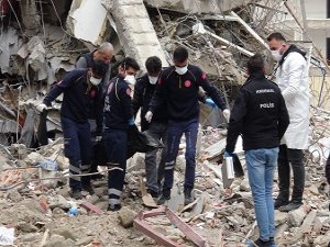 Malatya’da depremin 55’inci gününde enkaz kaldırma çalışmasında bir ceset çıktı